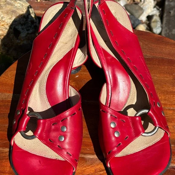 John Fluevog Red Sandals with Peep-Toe Design - Picture 9 of 9